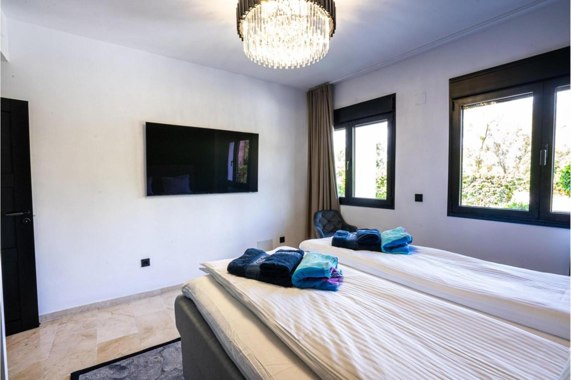 Villa New Zacaluca Pool Sauna & Gym - Happy Rentals 马尔韦利亚 外观 照片