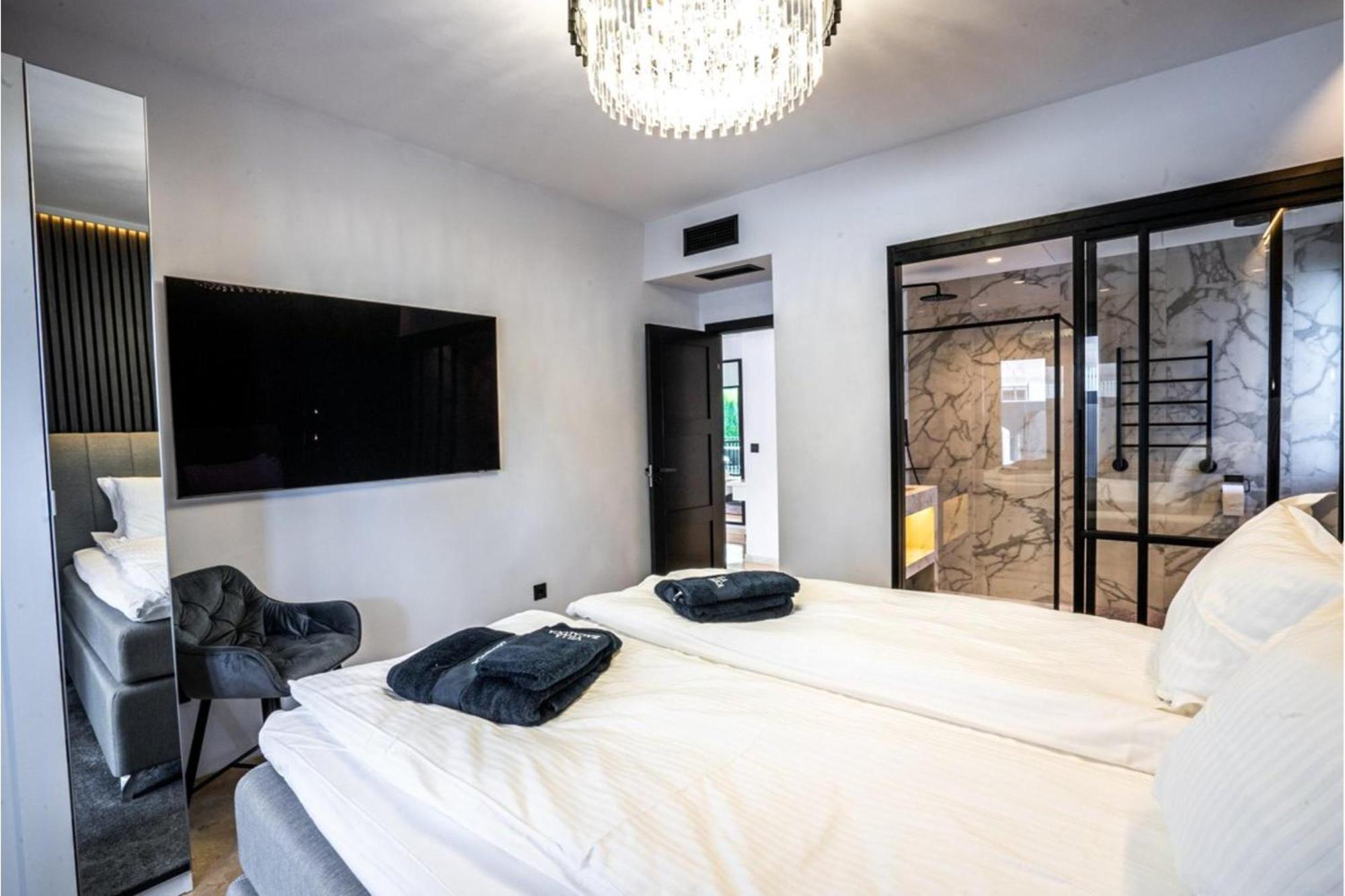 Villa New Zacaluca Pool Sauna & Gym - Happy Rentals 马尔韦利亚 外观 照片