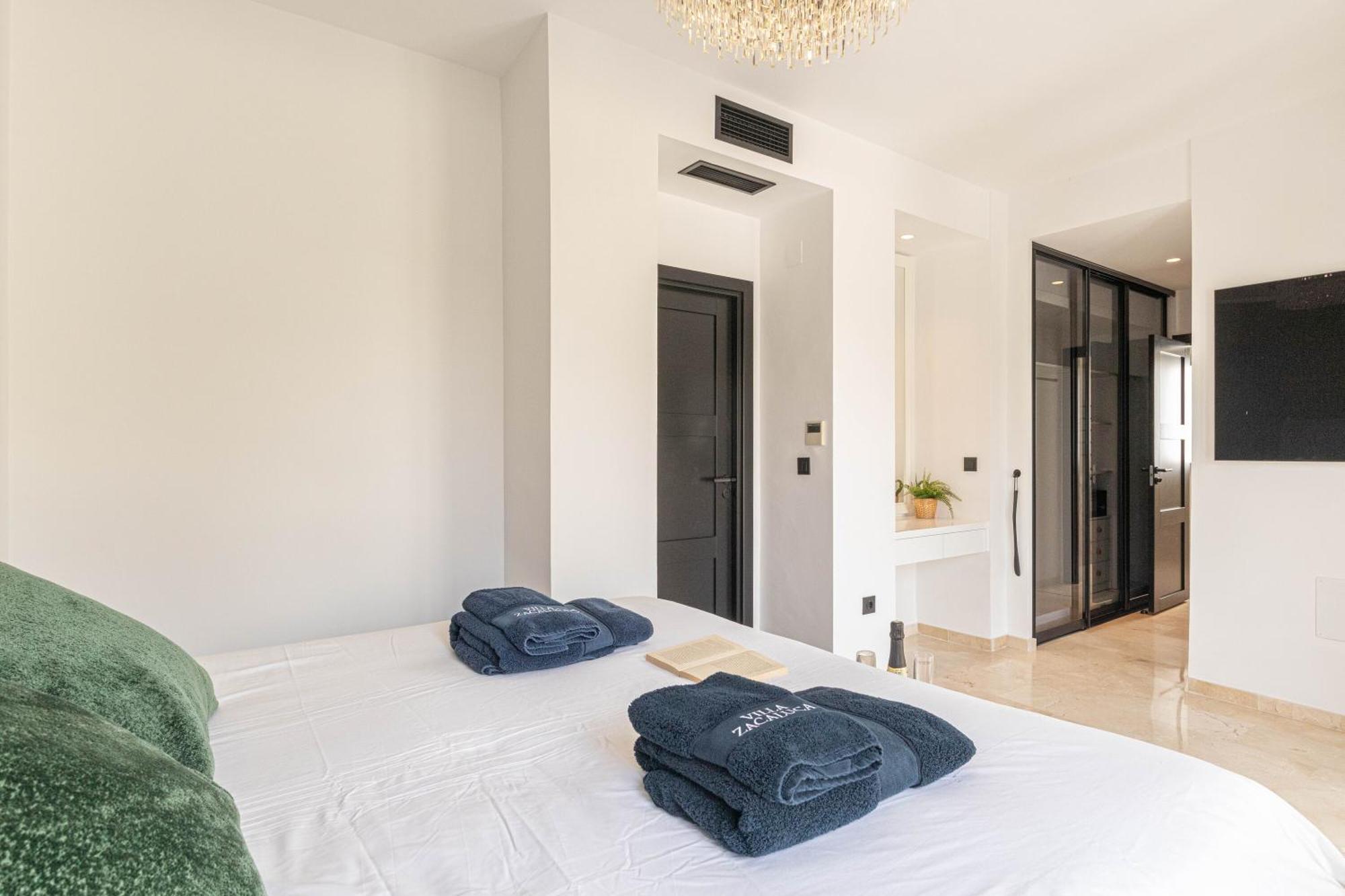 Villa New Zacaluca Pool Sauna & Gym - Happy Rentals 马尔韦利亚 外观 照片